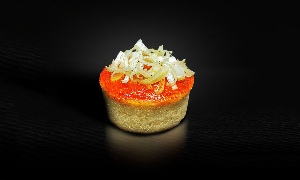 Mini tart sa ajvarom i komadićima prazog luka preko