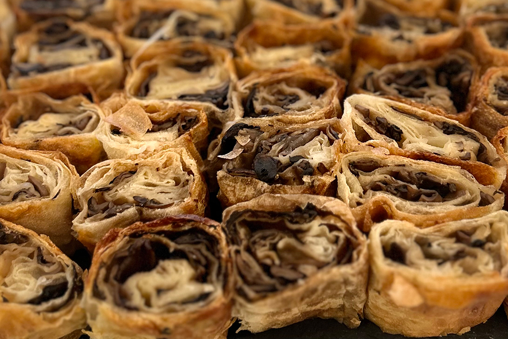 Posna pita sa pečurkama, isečena na zalogaje
